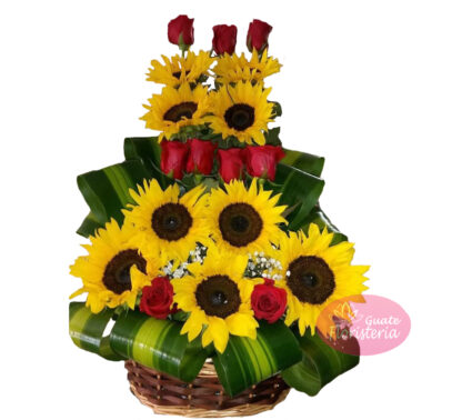 Arreglo con rosas y girasoles