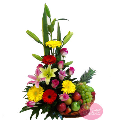 Arreglo de frutas y flores