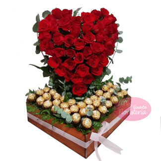 Corazon de rosas con chocolates