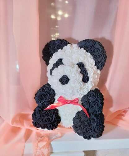 Oso panda hecho de flores