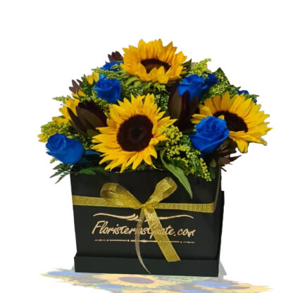 Arreglo floral con girasoles y rosas azules