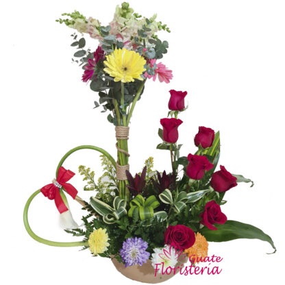 Arreglo floral de rosas y gerberas