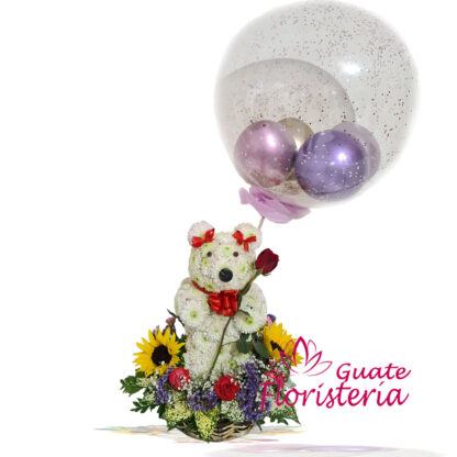 Arreglo floral con oso de flores