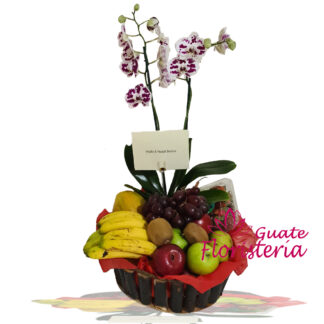 Arreglo floral de orquideas y frutas