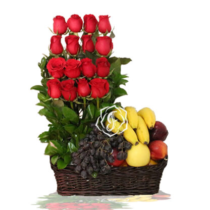 Canasta frutal y rosas